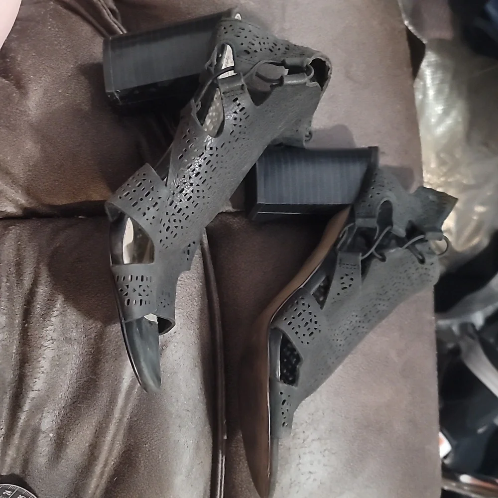 VINCE CAMUTO corbina black block heel sandals cutout open  toe sz 8